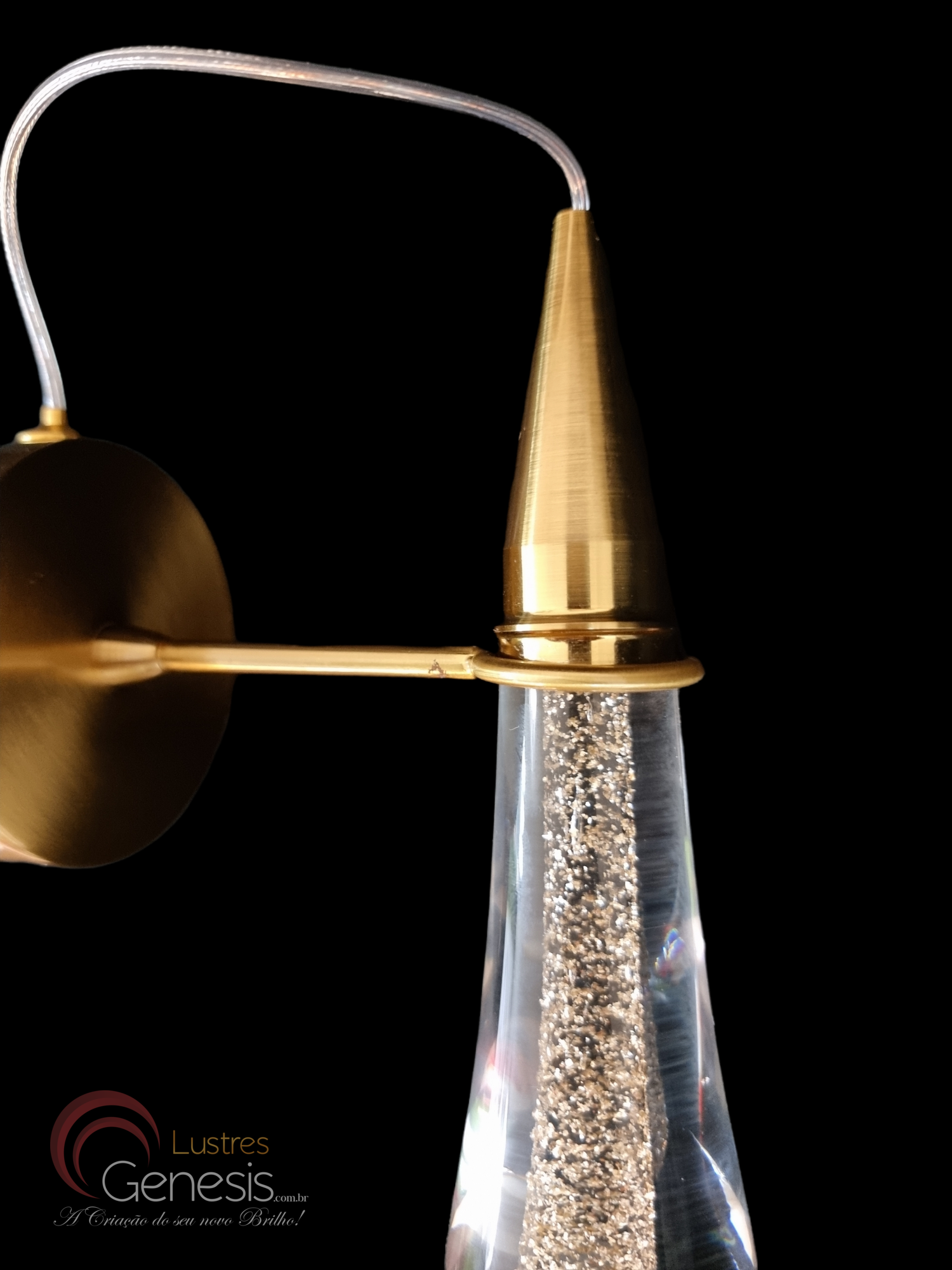 Arandela Mini Aimee Gota moderna dourada com tubo de cristal e LED integrado, ideal para quarto, sala, escada, cabeceira de cama e lavabos.